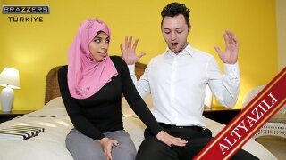 Türbanlı Kız, Üvey Babasına Veriyor