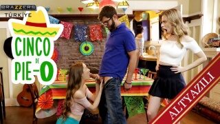 Kız Kardeşiyle Arkadaşını Birlikte Sikiyor